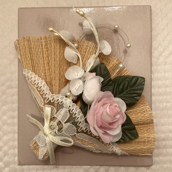 VINTAGE (1991)  AVON FLORAL FAN PIN/BROOCH - Picture 2 of 3